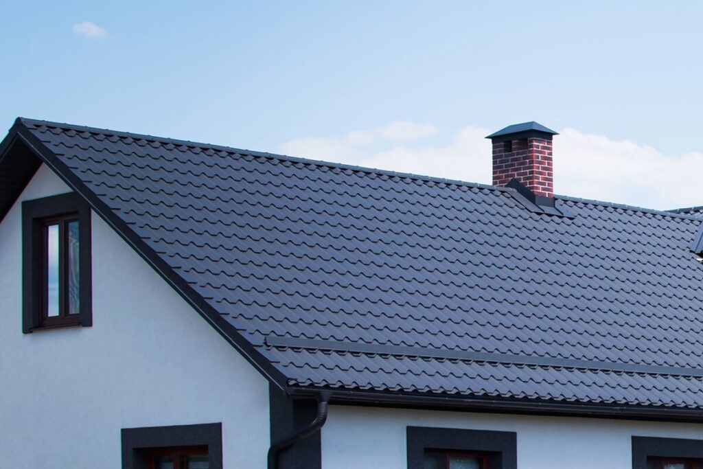 roof of the dark color of the new house